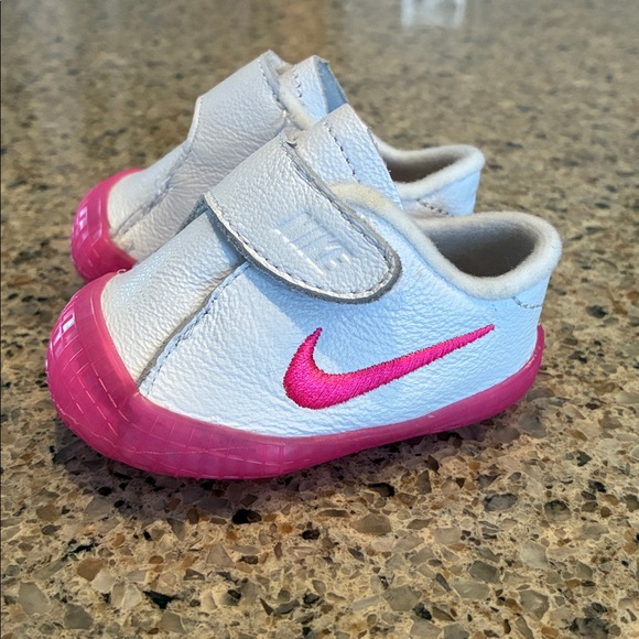 1C Nike Leather Crib Shoes with Velcro strap - Picture 2 of 7